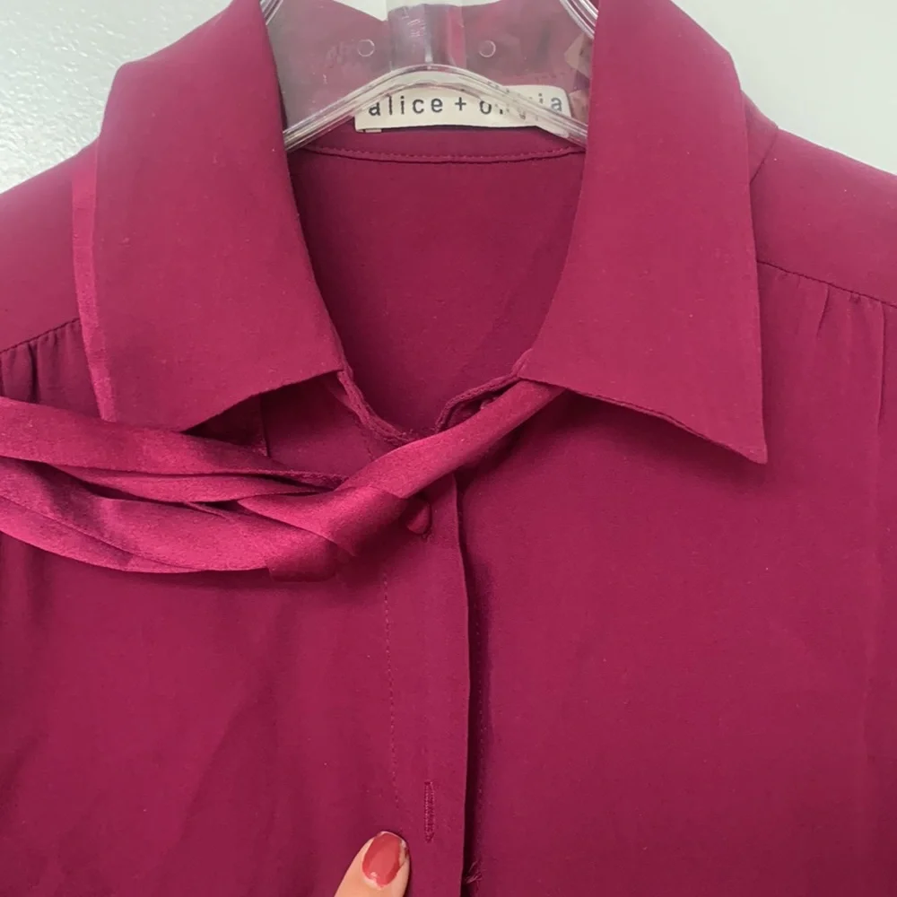 ALICE + OLIVIA 'Currant' Purple 100% Silk Top with Neck Tie Blouse Size XS - Picture 9 of 16